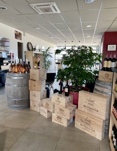 Cave à vins, caisses en bois, rouge, blanc, rosé
